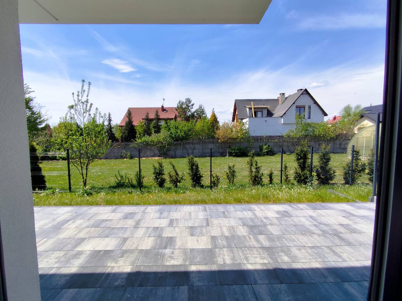 Widok z tarasu na ogród