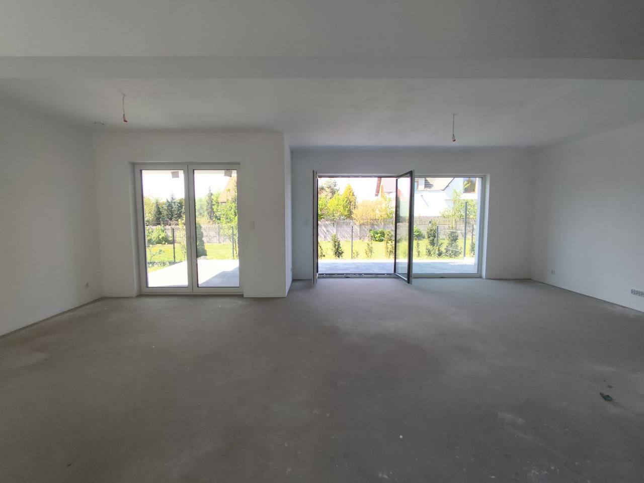 Salon z wyjściem na ogród